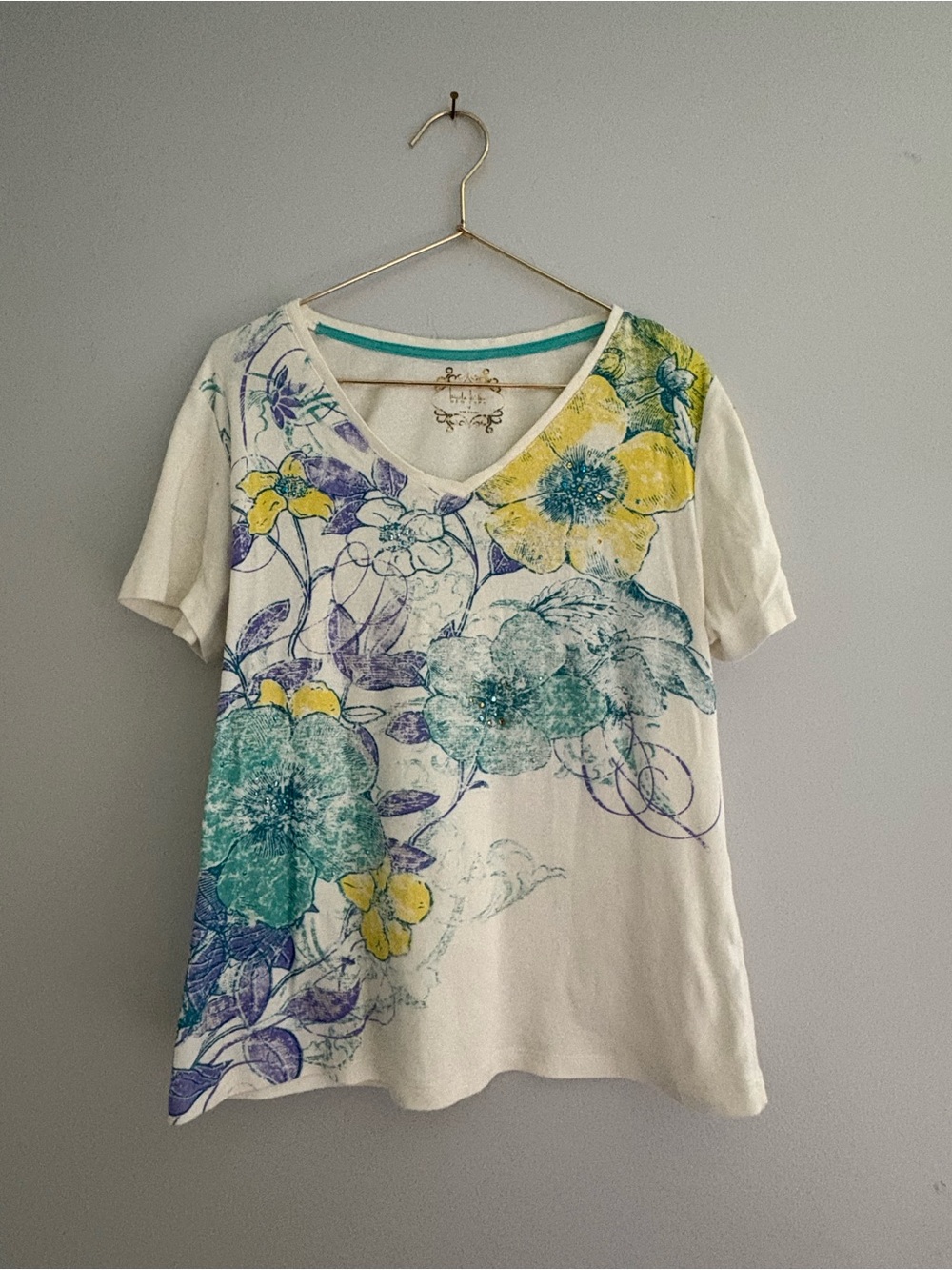 Nicole Miller Y2K floral tee with yellow, purple, and teal flowers size M